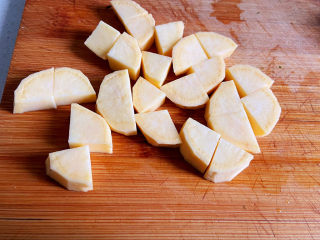 9、红薯南瓜粥,红薯切成小块，拍照看起来有点大，其实挺小的块。