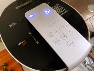 11、红薯南瓜粥,煮粥的档位开始煮粥，如果家里有砂锅也可以用砂锅来煮。