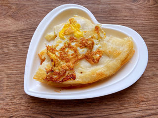 13、红薯南瓜粥,煎了一个鸡蛋饼切开。