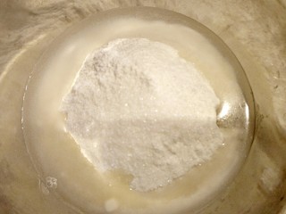 4、鞋底酥(咸味点心),把油皮材料混合在一起