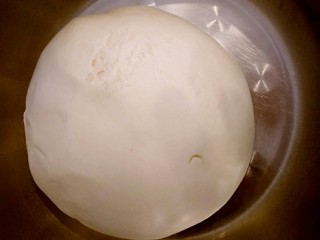 5、鞋底酥(咸味点心),揉到完全阶段，也就是出手膜，盖上保鲜膜，醒20分钟