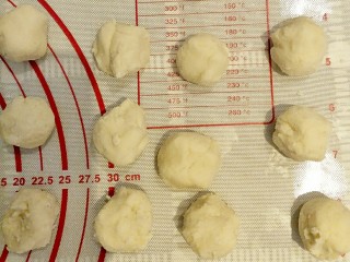 6、鞋底酥(咸味点心),醒油皮的时候制作油酥，把材料混合好以后，分成16等分，每份13g。20分钟以后把油皮也分成16等分，每份23g