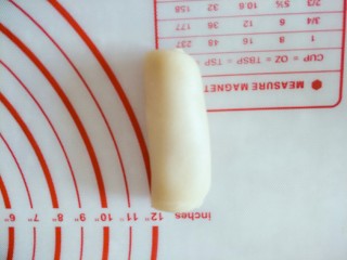 9、鞋底酥(咸味点心),从上向下卷成圆柱形。16个都这样做，做好以后盖保鲜膜醒15分钟