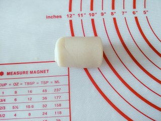 11、鞋底酥(咸味点心),再从上往下卷，盖保鲜膜醒15分钟
