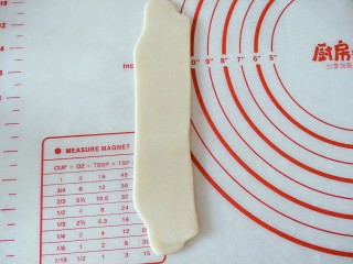 10、鞋底酥(咸味点心),醒好以后，顺着圆柱上下擀成长条