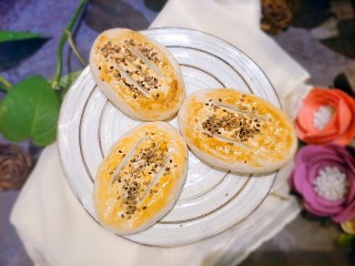 14、鞋底酥(咸味点心),烤箱预热好，180度20分钟即可。中途要看上色情况覆盖锡纸