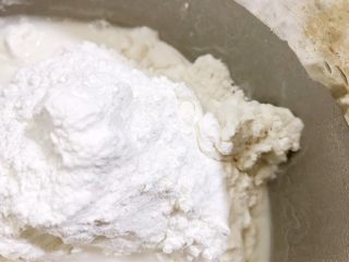 1、广式小吃——香甜Q弹伦教糕,盆里放入大米粉