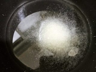 2、广式小吃——香甜Q弹伦教糕,小锅里加入清水b80克，白糖50克