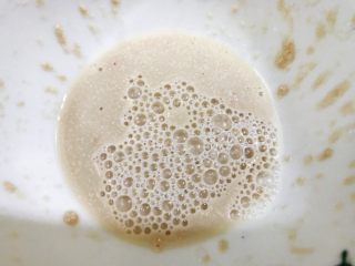 5、广式小吃——香甜Q弹伦教糕,酵母加入10克温水搅拌均匀