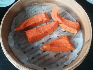 1、脆皮南瓜饼,南瓜放入笼屉中蒸熟。