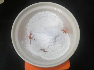 3、脆皮南瓜饼,加入糯米粉和糖。一定要趁南瓜热的时候加入糯米粉来揉。这样揉出来的面团会比较柔软。在整形的时候，不易散掉。