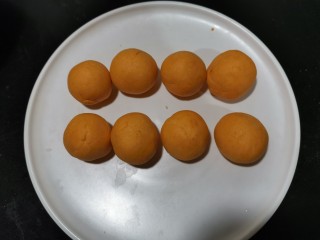 6、脆皮南瓜饼,一次可以多做一点，放冰箱冷冻。今天做八个，一人四个吃起来刚刚好不会很腻。