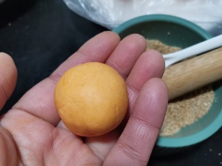 8、脆皮南瓜饼,揉成一个光滑的小面团。