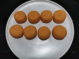 9、脆皮南瓜饼,全部包好，以后压扁。