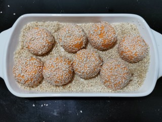 10、脆皮南瓜饼,表面稍微喷一点水，然后可以裹多一点的芝麻。