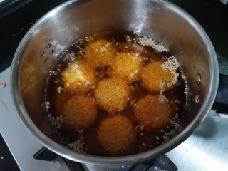 12、脆皮南瓜饼,放入做好的南瓜糯米饼。