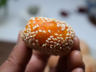 14、脆皮南瓜饼,刚刚炸好的糯米饼，一定要趁热吃哦，表面是很酥脆的，里面有甜甜的芝麻和糖馅。咬一口。外脆里糯。
