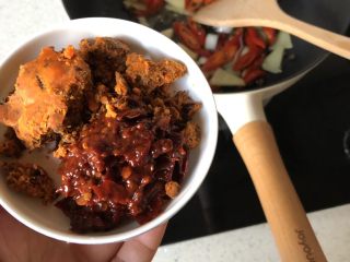 3、香辣干锅虾,爆香后倒入郫县豆瓣和火锅调料,中小火