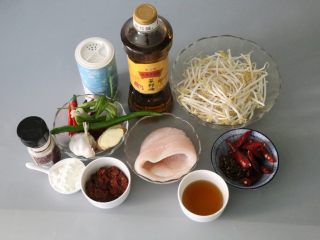 1、水煮鱼片,准备好所需要的食材。