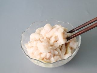 5、水煮鱼片,搅拌均匀，腌制15分钟。