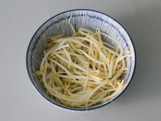 7、水煮鱼片,焯水断生后，豆芽菜捞起放入碗底铺好备用。