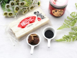 1、红糖年糕,准备食材：年糕一袋，红糖3颗，黑芝麻适量