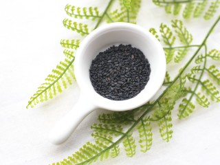 2、红糖年糕,黑芝麻微波炉打30秒。