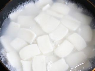 4、红糖年糕,注意搅拌，以防粘底。