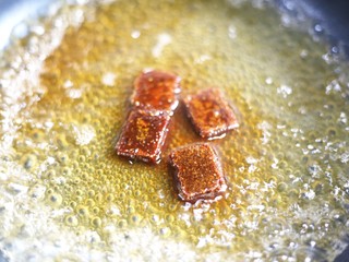 6、红糖年糕,加入3颗红糖，小火煮至汤汁浓稠，注意搅拌，以防粘底。