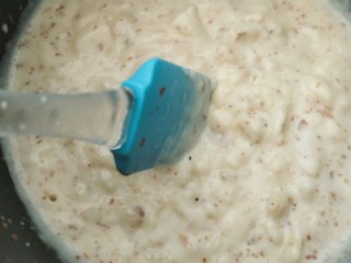 13、玫瑰牛奶椰丝小方,不停的搅动，防止结底了