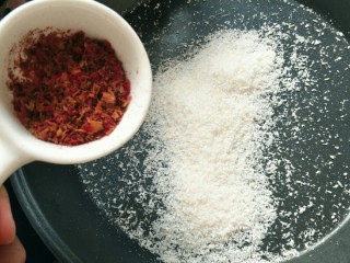 17、玫瑰牛奶椰丝小方,倒入另一半玫瑰粉