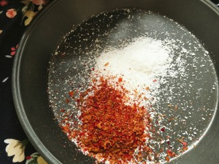 18、玫瑰牛奶椰丝小方,将玫瑰粉与椰蓉混合均匀。