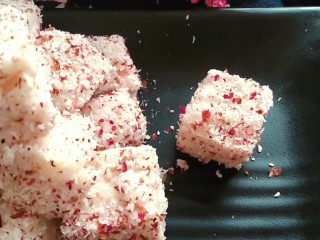 22、玫瑰牛奶椰丝小方,四周都粘上玫瑰椰蓉粉