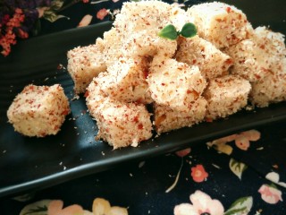 23、玫瑰牛奶椰丝小方,然后就可以开吃了！不一样的玫瑰芬芳，不一样的浪漫气息，你值得拥有哟????