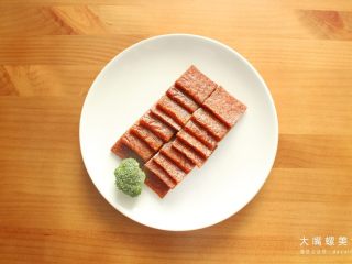 1、土豪炫富新高度：酸笋辣条饺子谁敢迎战？,备好适量辣条待用（一定要挑自己最喜欢的口味）