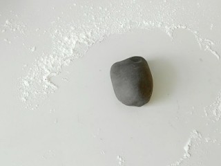 3、小白象花样馒头,取出一部分白面团，加入适量深黑可可粉，揉匀备用。