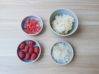 1、银耳莲子红枣汤,准备所需食材。