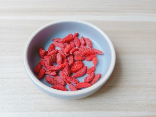 6、银耳莲子红枣汤,枸杞加一点《保存枸杞最好的方法就是放冰箱冷冻，枸杞不会返潮应该口感》