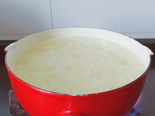 8、银耳莲子红枣汤,需要再加一点水，开大火将银耳煮开。