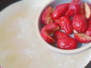 10、银耳莲子红枣汤,加入红枣。