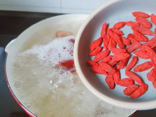 13、银耳莲子红枣汤,看红枣炖的涨开枸杞炖。