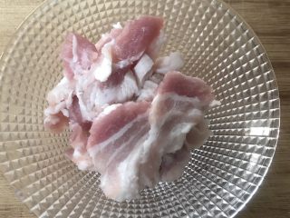 1、五花肉豆角焖面,五花肉洗净切片