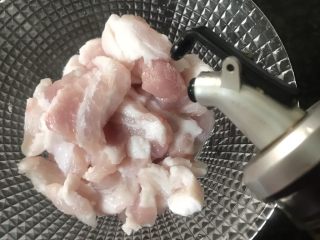 2、五花肉豆角焖面,加一点黄酒和生抽