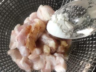 3、五花肉豆角焖面,加一点点淀粉拌匀腌制10分钟