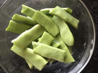 4、五花肉豆角焖面,豆角洗净掰成小段