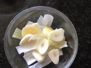 5、五花肉豆角焖面,葱姜蒜切片