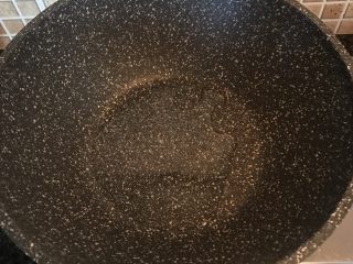 6、五花肉豆角焖面,锅中倒入少量油