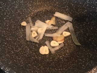 7、五花肉豆角焖面,倒入葱姜蒜爆香