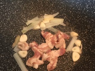 8、五花肉豆角焖面,加入五花肉片翻炒