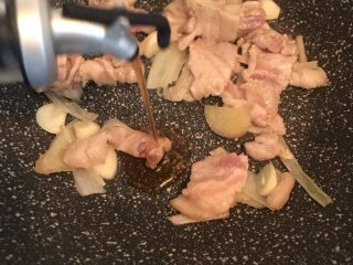 9、五花肉豆角焖面,加料酒